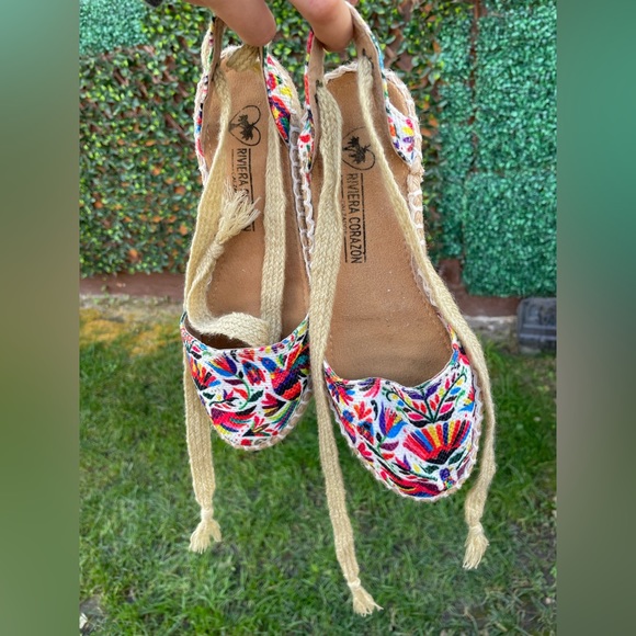 Mexican Embroidery Sandals - Picture 5 of 9